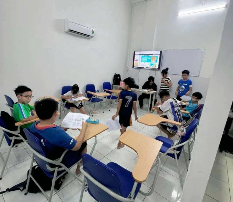 Học viên cùng học tiếng Anh tại TEC
