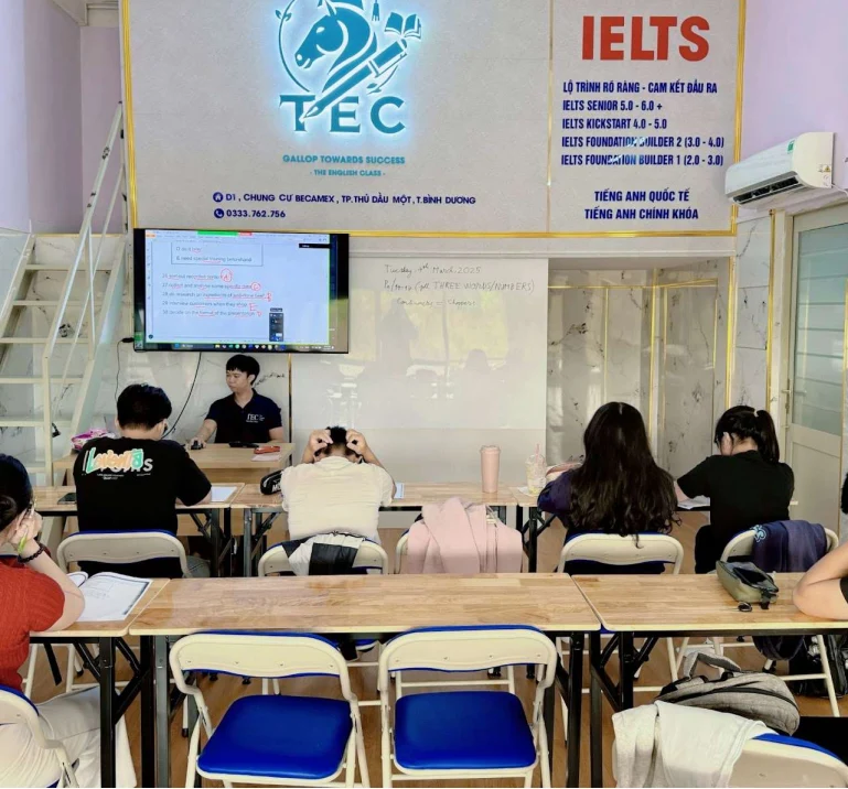 Buổi học IELTS cùng giáo viên tại TEC